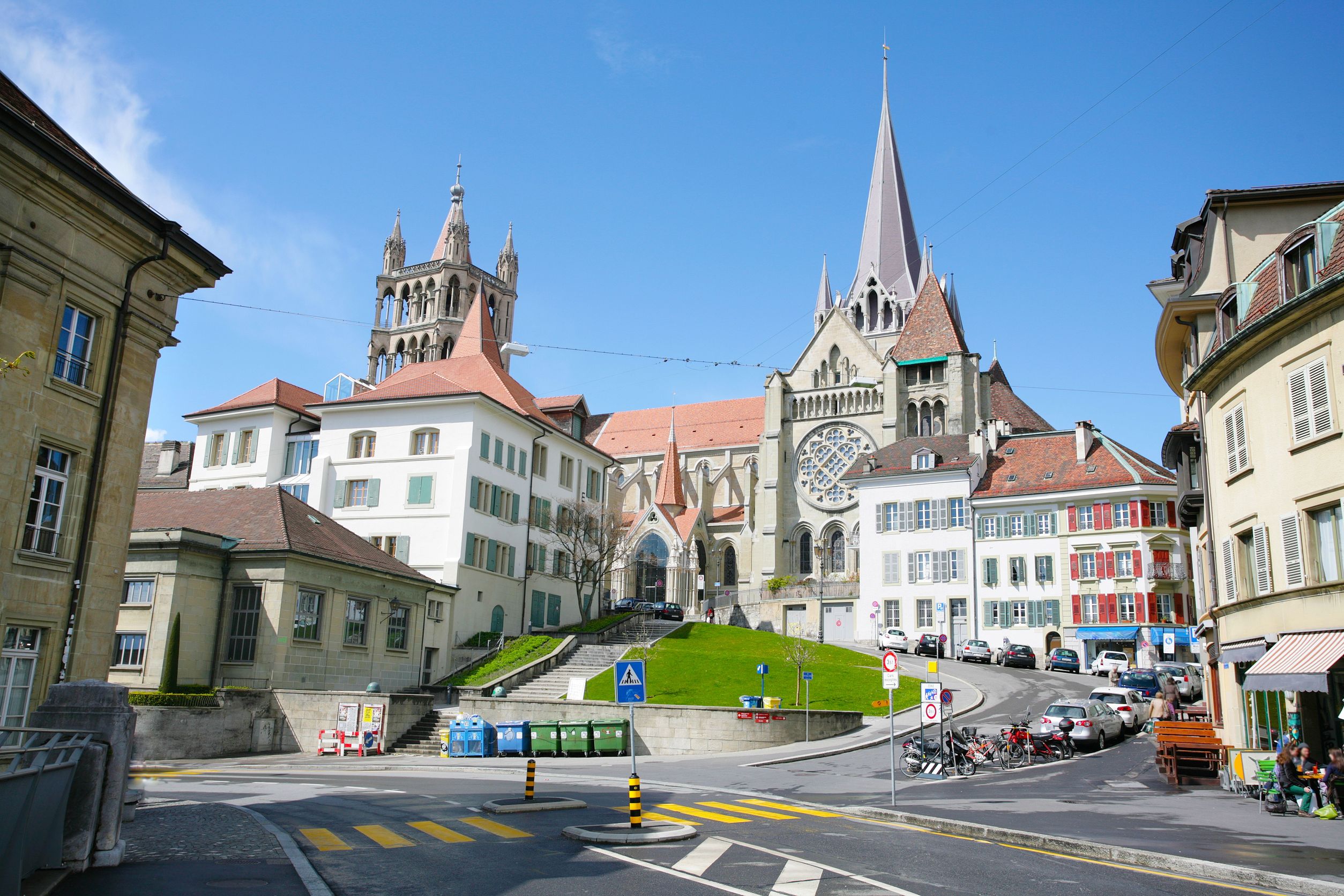 Die elegante gotische Architektur der Kathedrale von Lausanne auf dem Hügel.